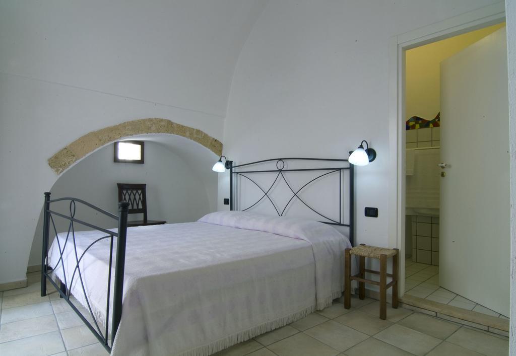 B&B Altrov'E Parabita Habitación foto
